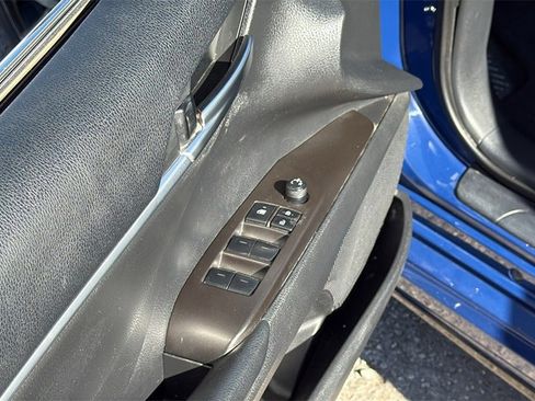 Used 2023 Toyota Camry SE image 9