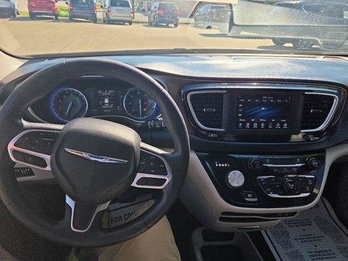 Used 2020 Chrysler Voyager Lxi FWD image 8