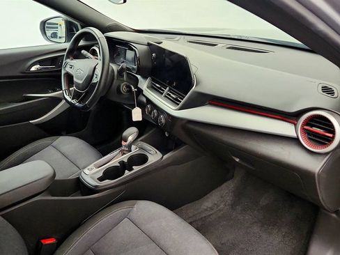 Used 2025 Chevrolet Trax RS FWD image 20