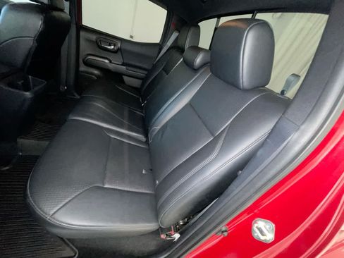 Used 2019 Toyota Tacoma TRD Sport w/ TRD Premium Sport Package AWD/4WD image 23