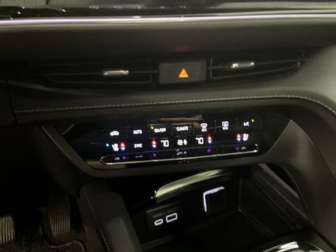 Used 2023 Buick Envision Avenir AWD/4WD image 16