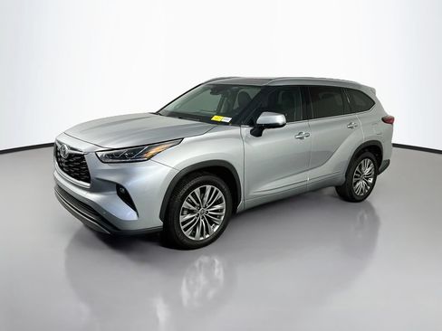 Used 2022 Toyota Highlander Platinum FWD image 3