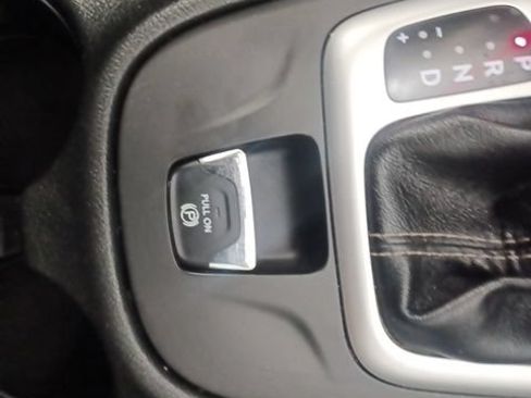 Used 2018 Jeep Cherokee Latitude Plus FWD image 30
