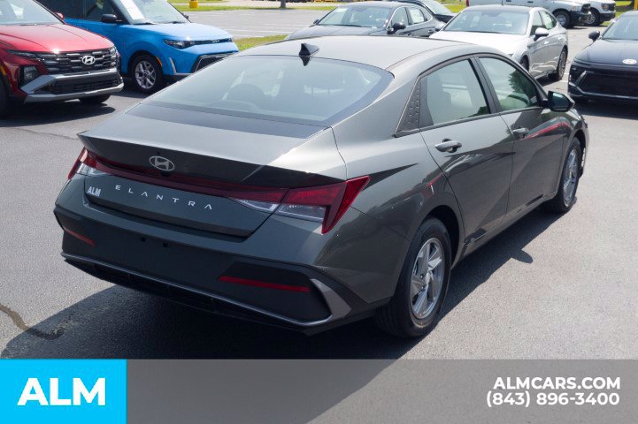 Used 2026 Hyundai Elantra SE FWD image 5