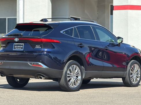 Used 2022 Toyota Venza XLE AWD/4WD image 2