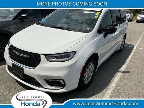 Used 2025 Chrysler Pacifica Select FWD image 1