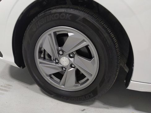 Used 2025 Hyundai Elantra SE FWD image 31