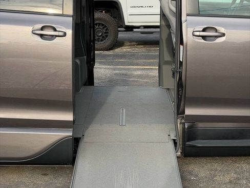 Used 2016 Toyota Sienna LE FWD image 11