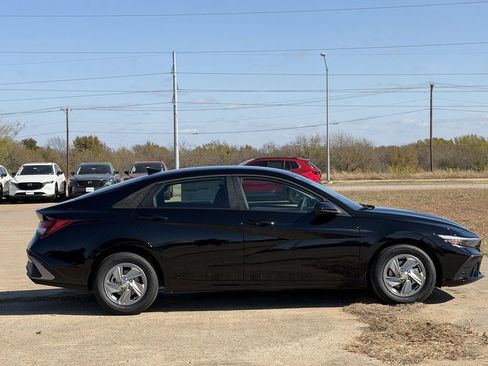 New 2026 Hyundai Elantra SE image 3