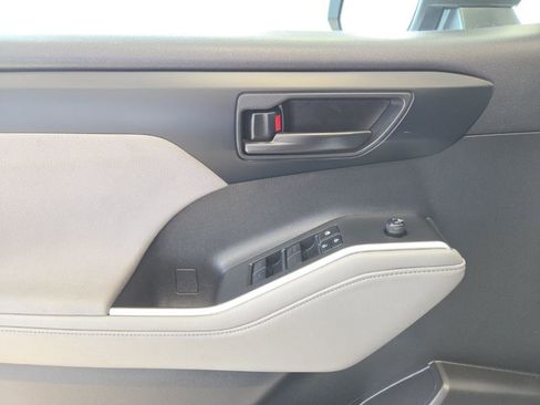 Used 2022 Toyota Highlander LE image 11