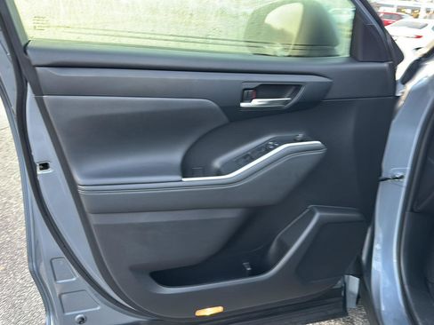Used 2023 Toyota Highlander XLE FWD image 14