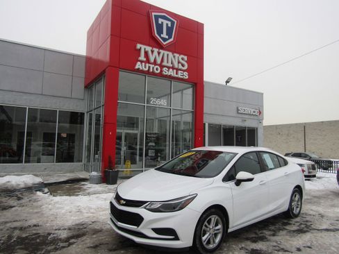 Used 2018 Chevrolet Cruze LT w/ Convenience Package image 2