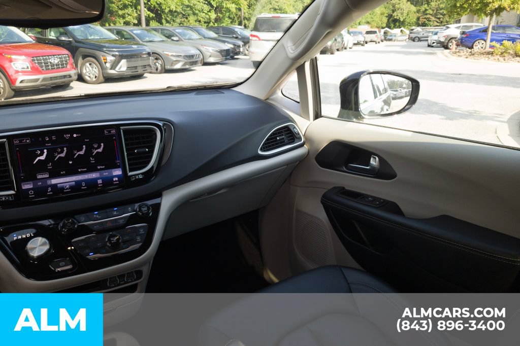 Used 2024 Chrysler Pacifica Touring-L FWD image 18