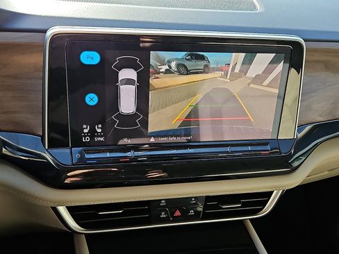 Used 2024 Volkswagen Atlas SE w/ Black Wheel Package image 15