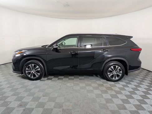 Used 2020 Toyota Highlander XLE image 2