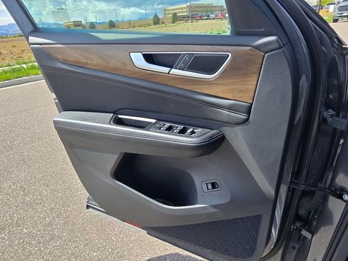 Used 2024 Volkswagen Atlas SE image 17