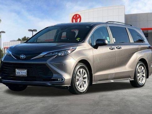 Used 2024 Toyota Sienna XLE w/ XLE Plus Package image 10
