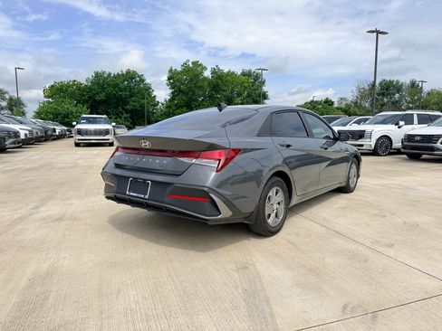 Used 2024 Hyundai Elantra SE FWD image 5
