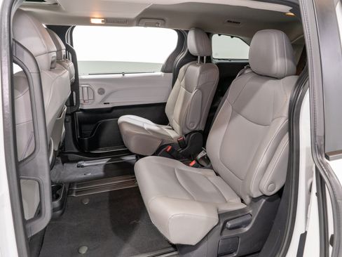 Used 2026 Toyota Sienna XLE FWD image 31