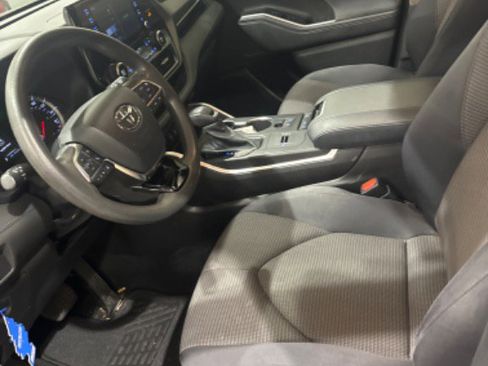 Used 2021 Toyota Highlander L image 11