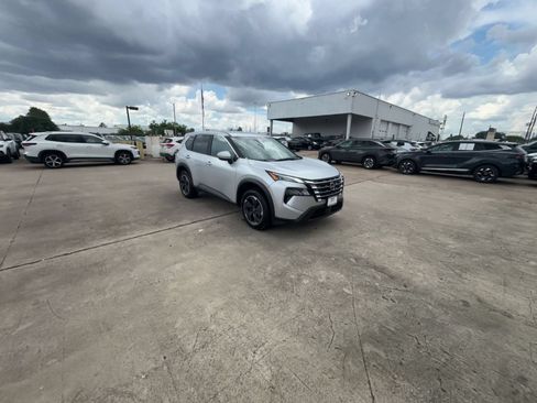 Used 2025 Nissan Rogue SV FWD image 2