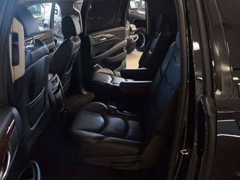 Used 2019 Cadillac Escalade ESV Luxury RWD image 44