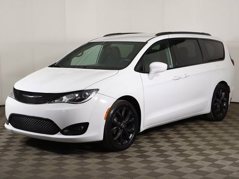Used 2018 Chrysler Pacifica Touring Plus w/ S Appearance Package image 8