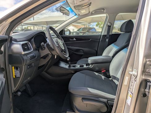 Used 2018 Kia Sorento L image 9
