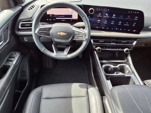 Used 2025 Chevrolet Traverse LT image 3