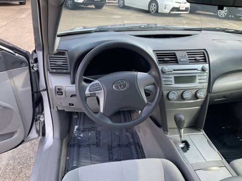 Used 2010 Toyota Camry LE FWD image 13