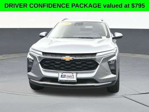 Used 2024 Chevrolet Trax LT w/ Driver Confidence Package FWD image 2