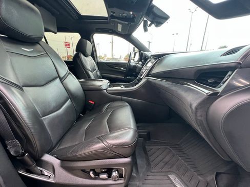 Used 2020 Cadillac Escalade Platinum image 32