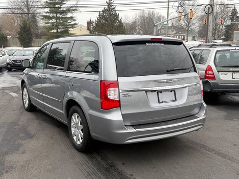 Used 2013 Chrysler Town & Country Touring image 7