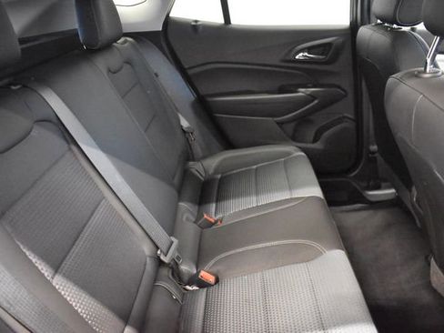 Used 2025 Chevrolet Trax LT w/ LT Convenience Package FWD image 17
