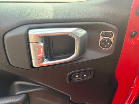 Used 2025 Jeep Gladiator Sport image 15