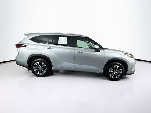 Used 2024 Toyota Highlander XLE FWD image 11