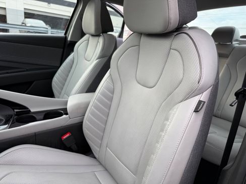 Used 2023 Hyundai Elantra Limited image 16