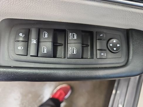 Used 2023 Chrysler Pacifica Touring-L FWD image 27