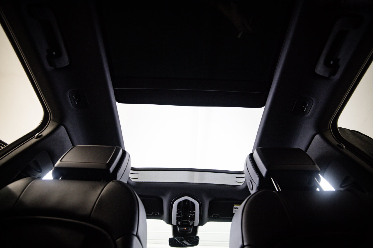 Certified 2024 Porsche Macan AWD/4WD image 30