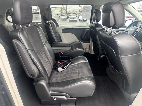 Used 2016 Chrysler Town & Country Limited image 15