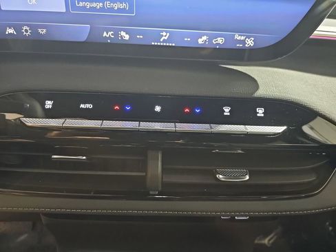 Certified 2025 Buick Enclave Sport Touring w/ Power Package AWD/4WD image 27