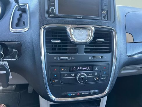 Used 2014 Chrysler Town & Country Touring-L FWD image 26