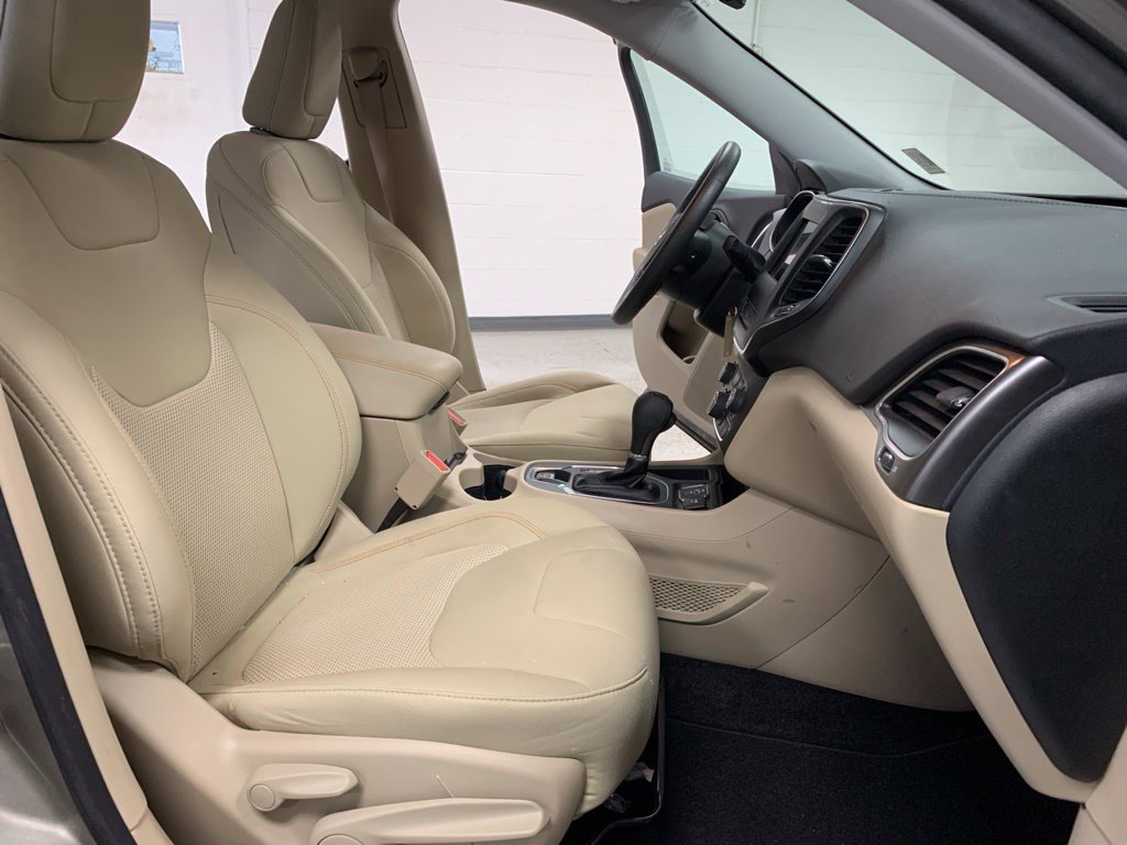Used 2019 Jeep Cherokee Latitude w/ Popular Appearance Group FWD image 5