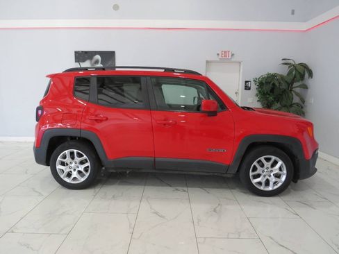 Used 2018 Jeep Renegade Latitude FWD image 3