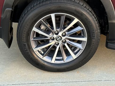 Used 2019 Toyota Highlander XLE image 10