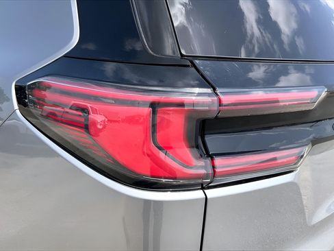 Used 2026 GMC Acadia Elevation w/ Elevation Premium Package FWD image 30