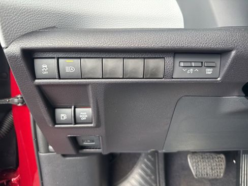 Certified 2025 Toyota Sienna XLE image 8