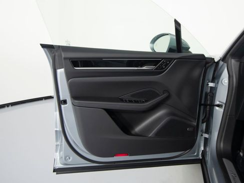 New 2026 Porsche Macan 4 Electric AWD/4WD image 18