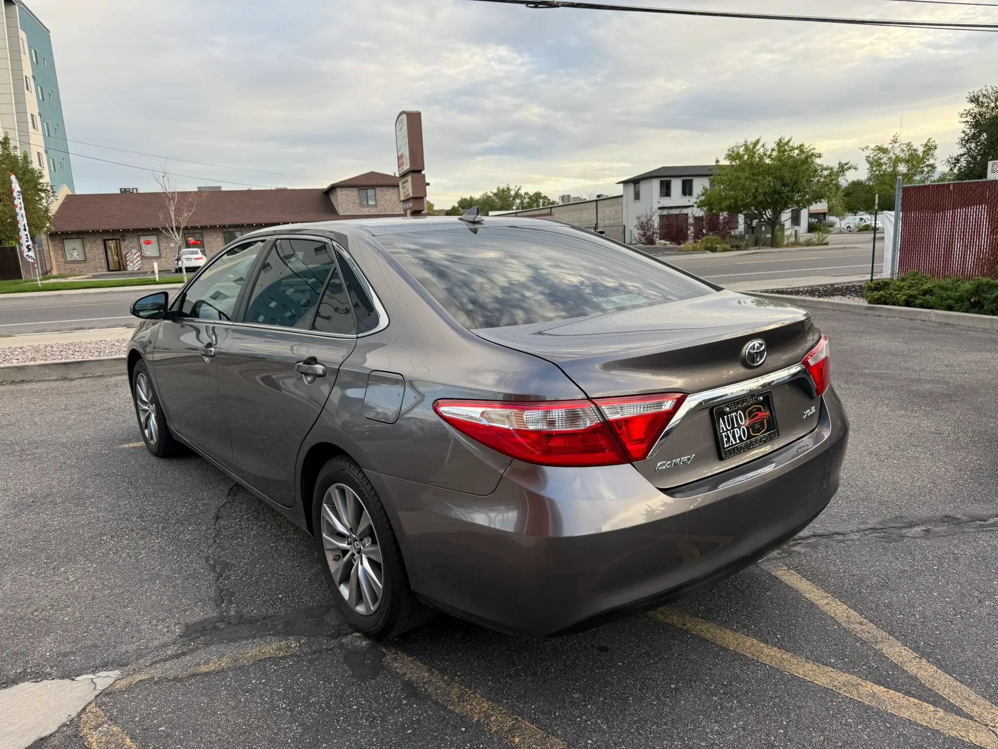 Used 2017 Toyota Camry XLE w/ Moonroof Package FWD image 7