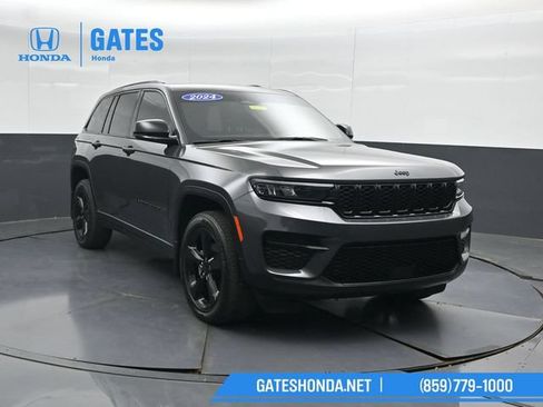 Used 2024 Jeep Grand Cherokee Altitude AWD/4WD image 4